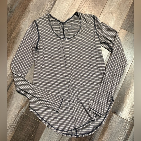 Lululemon Long Sleeve Shirt Size 6 - Picture 4 of 4